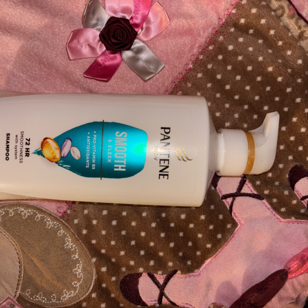 Pantene Smooth & Sleek Shampoo - White